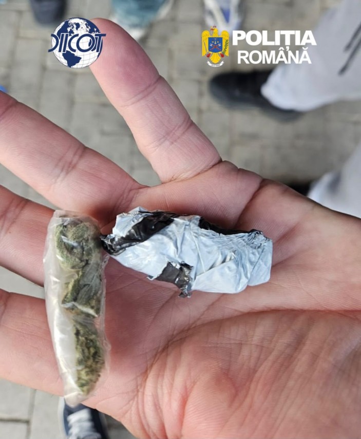 foto elev in varsta de 16 ani retinut pentru trafic de droguri de mare risc adolescentul isi promova foto elev in varsta de 16 ani retinut pentru trafic de droguri de mare risc adolescentul isi promova