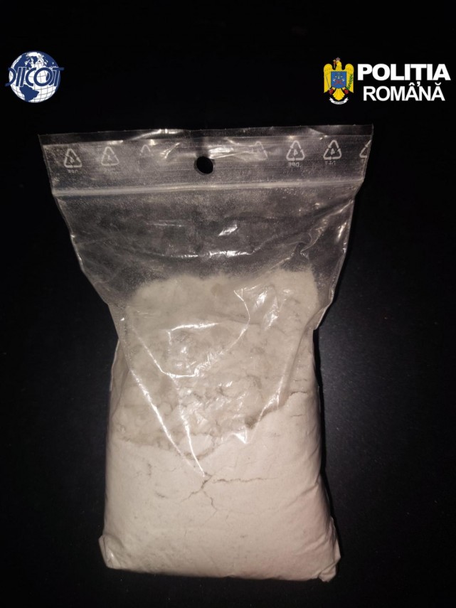 foto doi tineri retinuti pentru trafic de droguri de mare risc ce au gazit procurorii in locuintele suspectilor foto doi tineri retinuti pentru trafic de droguri de mare risc ce au gazit procurorii in locuintele suspectilor