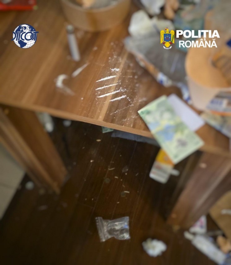 foto doi tineri retinuti pentru trafic de droguri de mare risc ce au gazit procurorii in locuintele suspectilor foto doi tineri retinuti pentru trafic de droguri de mare risc ce au gazit procurorii in locuintele suspectilor