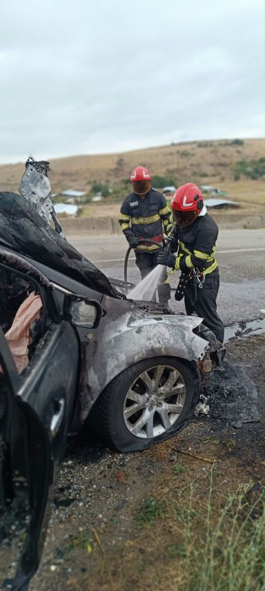 foto video autoturism cuprins de flacari la intrarea in babadag judetul tulcea patru persoane printre foto video autoturism cuprins de flacari la intrarea in babadag judetul tulcea patru persoane printre
