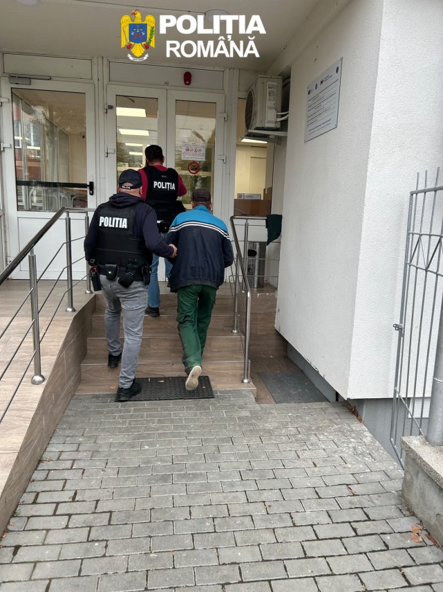 foto barbat retinut dupa ce ar fi aruncat un catel intr un sac legat cu sarma de pe un pod in raul sadu foto barbat retinut dupa ce ar fi aruncat un catel intr un sac legat cu sarma de pe un pod in raul sadu