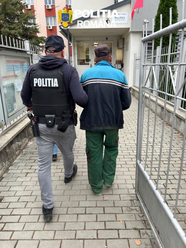 foto barbat retinut dupa ce ar fi aruncat un catel intr un sac legat cu sarma de pe un pod in raul sadu foto barbat retinut dupa ce ar fi aruncat un catel intr un sac legat cu sarma de pe un pod in raul sadu