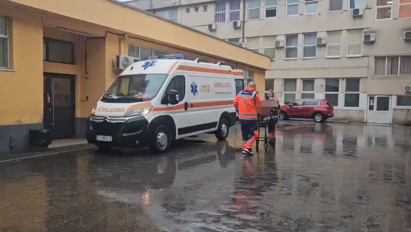 foto video mai multe persoane transportate la spital in urma accidentului de la lumina o victima in stare foto video mai multe persoane transportate la spital in urma accidentului de la lumina o victima in stare