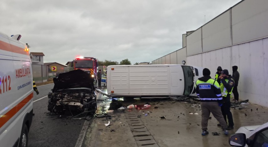 UPDATE. FOTO: Accident rutier grav la iesire din Lumina! Impact violent intre un microbuz si un autoturism! Mai multe persoane, implicate    