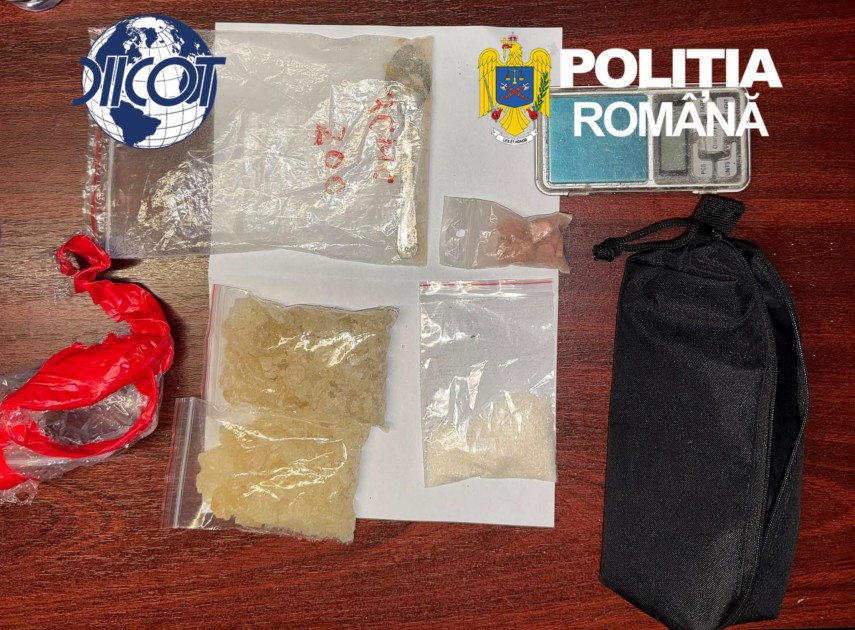 foto tanar de 22 de ani arestat preventiv pentru trafic de droguri de mare risc prins intr un tren bucuresti foto tanar de 22 de ani arestat preventiv pentru trafic de droguri de mare risc prins intr un tren bucuresti