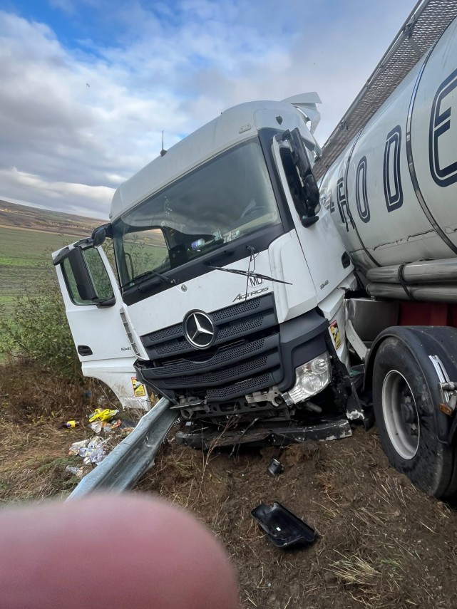 o autocisterna incarcata cu vin s a rasturnat la vaslui 957306 o autocisterna incarcata cu vin s a rasturnat la vaslui 957306