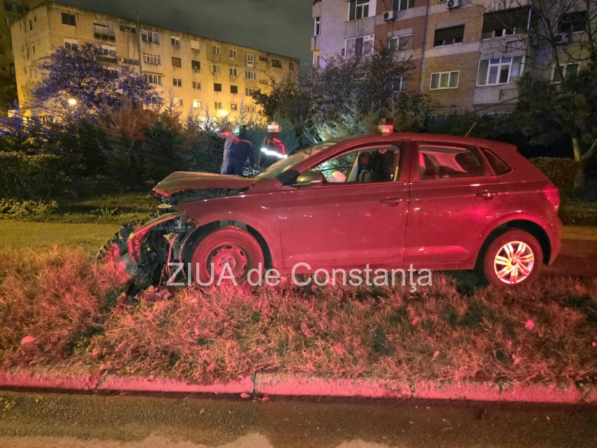 accident in toiul noptii pe bulevardul aurel vlaicu din constanta foto video un autoturism volkswagen accident in toiul noptii pe bulevardul aurel vlaicu din constanta foto video un autoturism volkswagen
