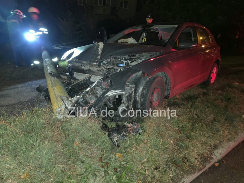 accident in toiul noptii pe bulevardul aurel vlaicu din constanta foto video un autoturism volkswagen accident in toiul noptii pe bulevardul aurel vlaicu din constanta foto video un autoturism volkswagen