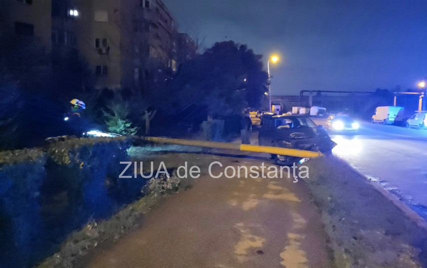 accident in toiul noptii pe bulevardul aurel vlaicu din constanta foto video un autoturism volkswagen accident in toiul noptii pe bulevardul aurel vlaicu din constanta foto video un autoturism volkswagen