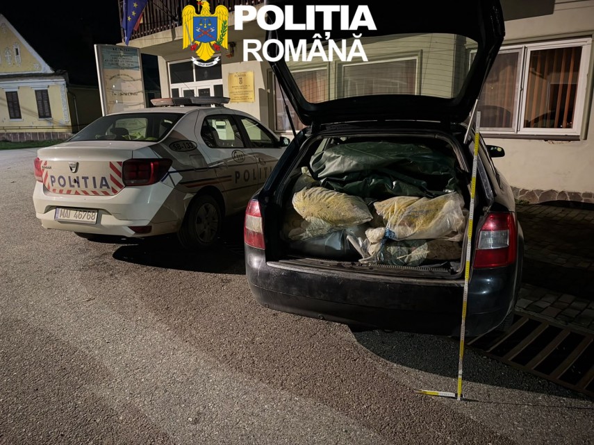 foto stiri romania arme detinute fara drept descoperite de politisti in urma unor perchezitii domiciliare foto stiri romania arme detinute fara drept descoperite de politisti in urma unor perchezitii domiciliare