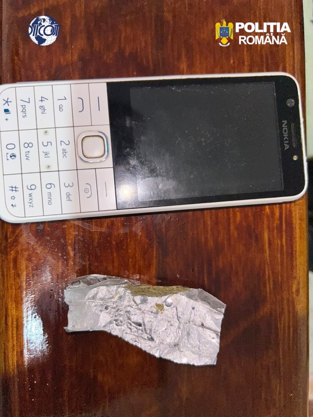 foto traficant de droguri din dambovita prins in flagrant de diicot si arestat vindea doze cu 20 de lei foto traficant de droguri din dambovita prins in flagrant de diicot si arestat vindea doze cu 20 de lei