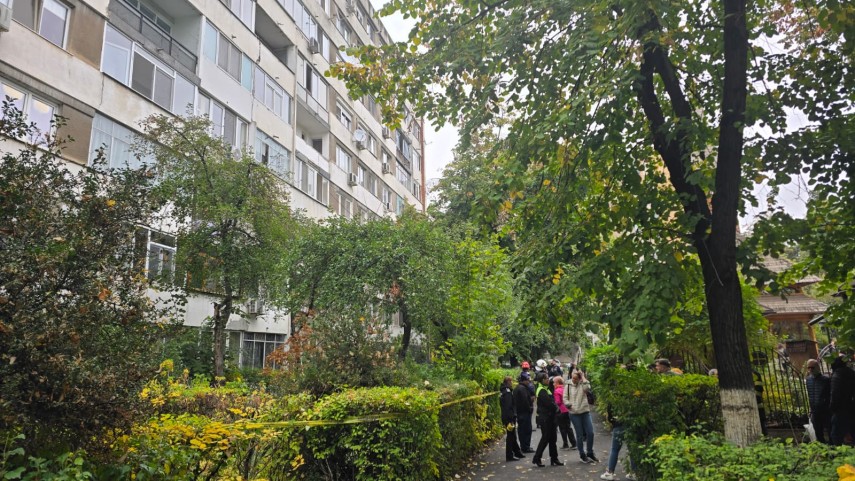 foto zeci de locatari evacuati de urgenta in bucuresti o crapatura observata intr un bloc de opt etaje foto zeci de locatari evacuati de urgenta in bucuresti o crapatura observata intr un bloc de opt etaje