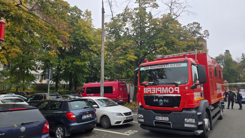 foto zeci de locatari evacuati de urgenta in bucuresti o crapatura observata intr un bloc de opt etaje foto zeci de locatari evacuati de urgenta in bucuresti o crapatura observata intr un bloc de opt etaje