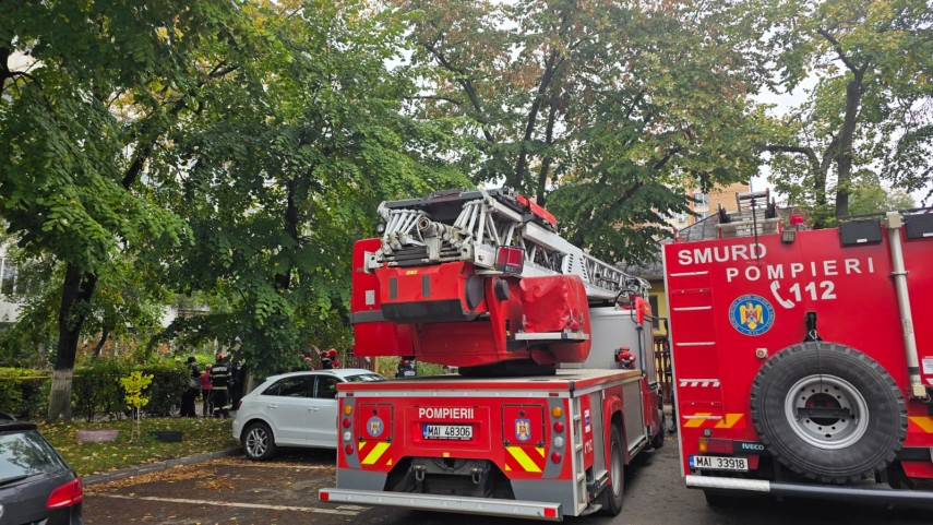 foto zeci de locatari evacuati de urgenta in bucuresti o crapatura observata intr un bloc de opt etaje foto zeci de locatari evacuati de urgenta in bucuresti o crapatura observata intr un bloc de opt etaje
