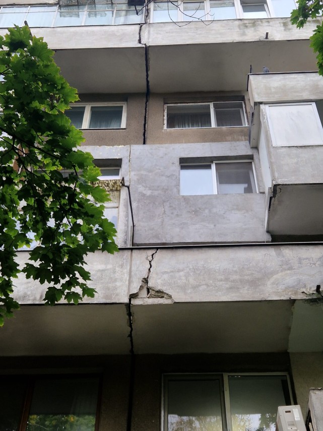 foto zeci de locatari evacuati de urgenta in bucuresti o crapatura observata intr un bloc de opt etaje foto zeci de locatari evacuati de urgenta in bucuresti o crapatura observata intr un bloc de opt etaje