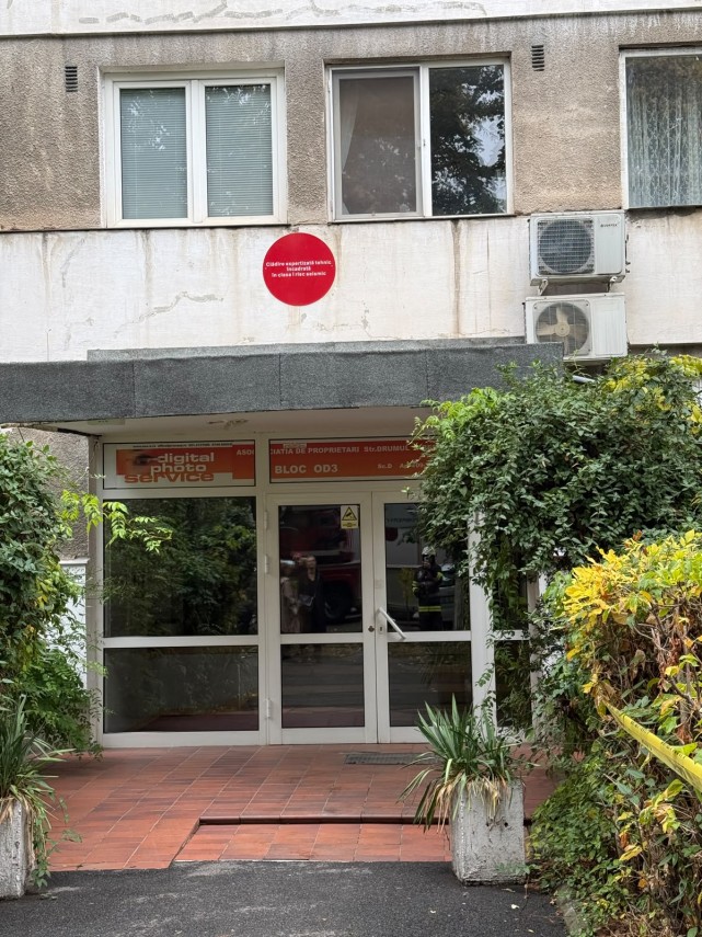 foto zeci de locatari evacuati de urgenta in bucuresti o crapatura observata intr un bloc de opt etaje foto zeci de locatari evacuati de urgenta in bucuresti o crapatura observata intr un bloc de opt etaje