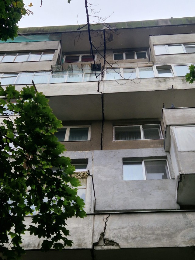 foto zeci de locatari evacuati de urgenta in bucuresti o crapatura observata intr un bloc de opt etaje foto zeci de locatari evacuati de urgenta in bucuresti o crapatura observata intr un bloc de opt etaje