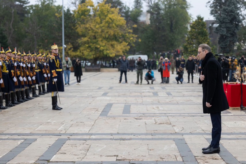 foto premierul luca niculescu de ziua armatei romaniei nici cele mai performante echipamente nu pot inlocui foto premierul luca niculescu de ziua armatei romaniei nici cele mai performante echipamente nu pot inlocui