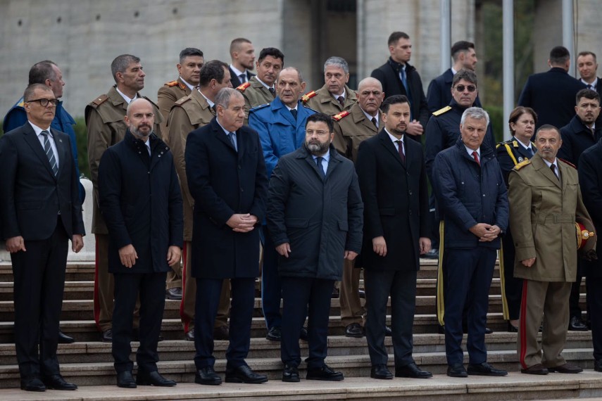 foto premierul luca niculescu de ziua armatei romaniei nici cele mai performante echipamente nu pot inlocui foto premierul luca niculescu de ziua armatei romaniei nici cele mai performante echipamente nu pot inlocui