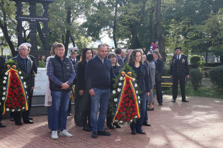 foto ziua armatei romaniei marcata la tulcea mesajul transmis de vicepresedintele cj lavinia vizauer foto ziua armatei romaniei marcata la tulcea mesajul transmis de vicepresedintele cj lavinia vizauer