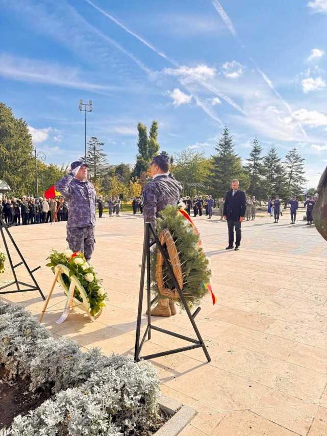 foto ziua armatei romaniei marcata la constanta omagiu adus militarilor si eroilor romaniei la monumentul foto ziua armatei romaniei marcata la constanta omagiu adus militarilor si eroilor romaniei la monumentul