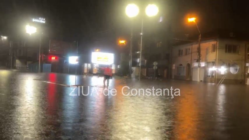 foto video strada soveja din constanta inchisa de politisti din cauza inundatiei 958273 foto video strada soveja din constanta inchisa de politisti din cauza inundatiei 958273