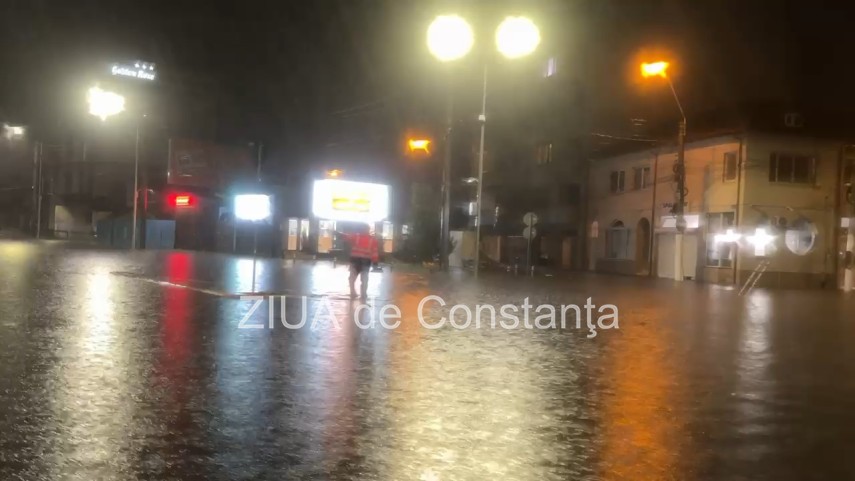 foto video strada soveja din constanta inchisa de politisti din cauza inundatiei 958273 foto video strada soveja din constanta inchisa de politisti din cauza inundatiei 958273