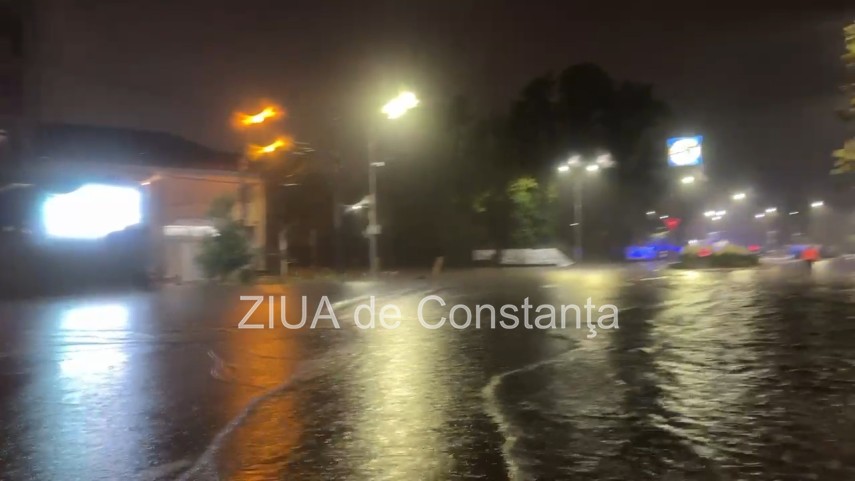 foto video strada soveja din constanta inchisa de politisti din cauza inundatiei 958273 foto video strada soveja din constanta inchisa de politisti din cauza inundatiei 958273