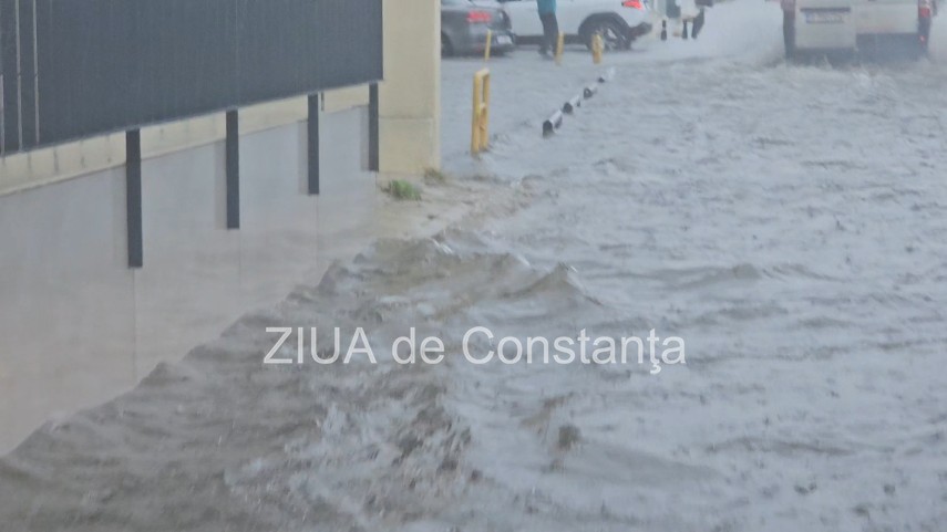 foto video ploaie torentiala la constanta judetul se afla sub cod galben de precipitatii 958236 foto video ploaie torentiala la constanta judetul se afla sub cod galben de precipitatii 958236