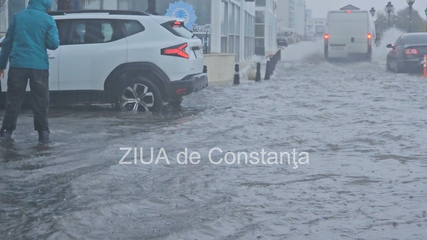 foto video ploaie torentiala la constanta judetul se afla sub cod galben de precipitatii 958236 foto video ploaie torentiala la constanta judetul se afla sub cod galben de precipitatii 958236