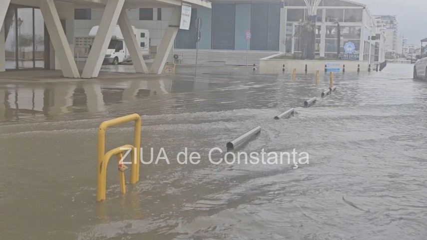 foto video imagini de la malul marii plaja din mamaia nord inundata dupa ploile torentiale din constanta foto video imagini de la malul marii plaja din mamaia nord inundata dupa ploile torentiale din constanta