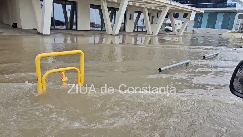foto video imagini de la malul marii plaja din mamaia nord inundata dupa ploile torentiale din constanta foto video imagini de la malul marii plaja din mamaia nord inundata dupa ploile torentiale din constanta