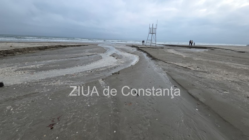 foto video imagini de la malul marii plaja din mamaia nord inundata dupa ploile torentiale din constanta foto video imagini de la malul marii plaja din mamaia nord inundata dupa ploile torentiale din constanta