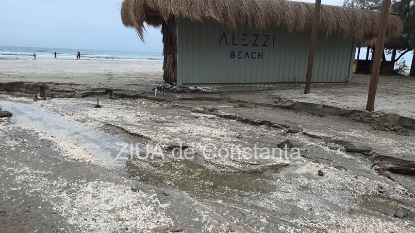 foto video imagini de la malul marii plaja din mamaia nord inundata dupa ploile torentiale din constanta foto video imagini de la malul marii plaja din mamaia nord inundata dupa ploile torentiale din constanta