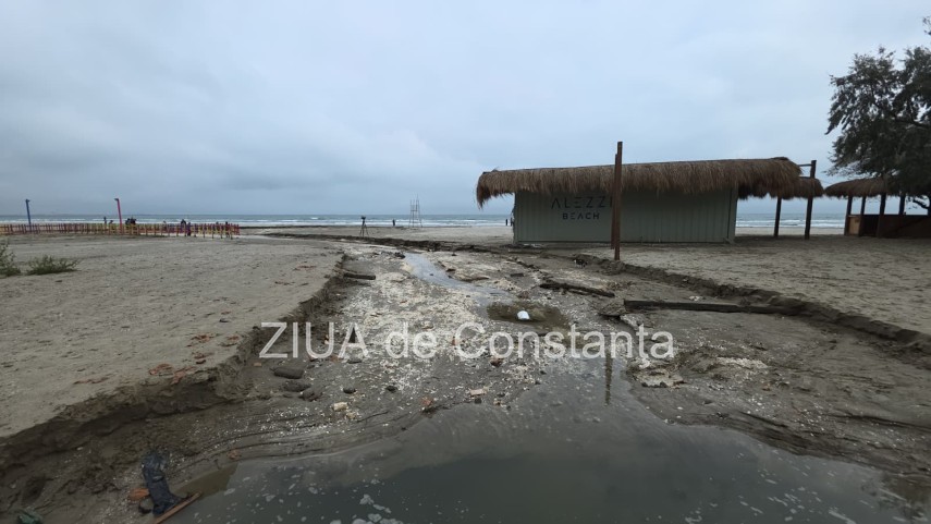 foto video imagini de la malul marii plaja din mamaia nord inundata dupa ploile torentiale din constanta foto video imagini de la malul marii plaja din mamaia nord inundata dupa ploile torentiale din constanta