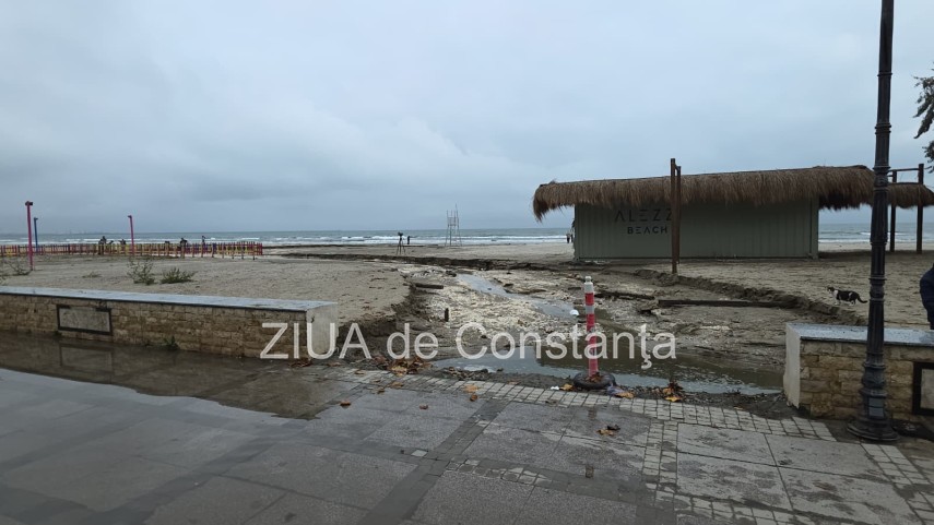 foto video imagini de la malul marii plaja din mamaia nord inundata dupa ploile torentiale din constanta foto video imagini de la malul marii plaja din mamaia nord inundata dupa ploile torentiale din constanta