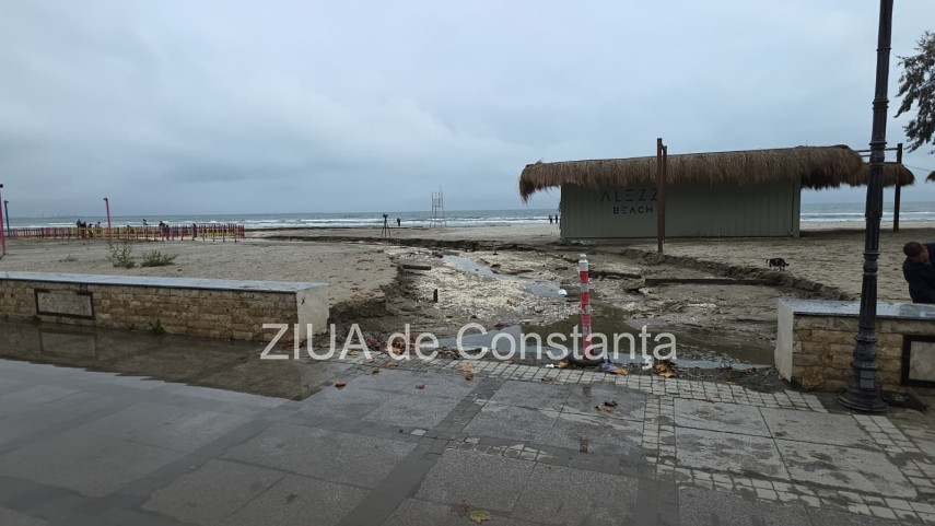 foto video imagini de la malul marii plaja din mamaia nord inundata dupa ploile torentiale din constanta foto video imagini de la malul marii plaja din mamaia nord inundata dupa ploile torentiale din constanta
