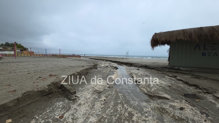 foto video imagini de la malul marii plaja din mamaia nord inundata dupa ploile torentiale din constanta foto video imagini de la malul marii plaja din mamaia nord inundata dupa ploile torentiale din constanta