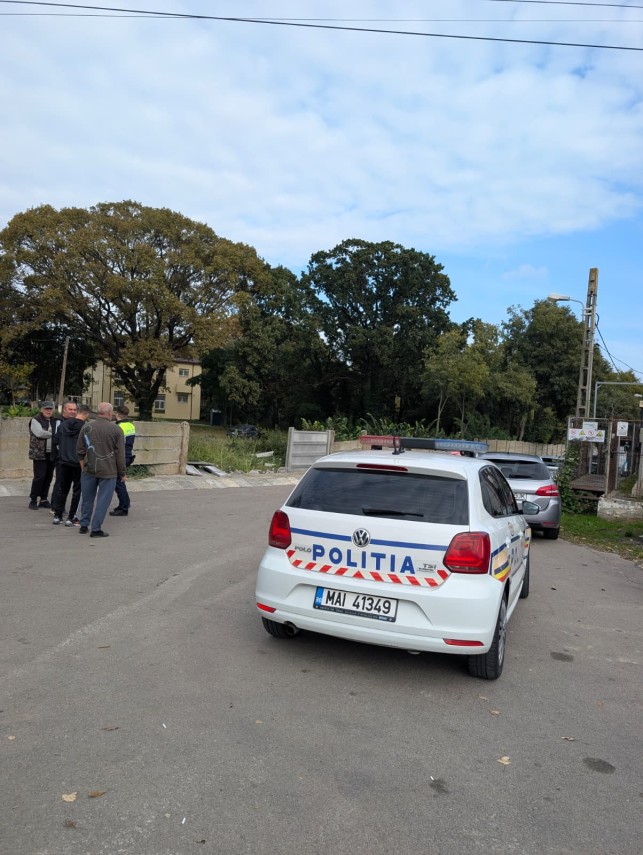 foto video accident rutier in palazu mare o masina a intrat in curtea spitalului de psihiatrie din constanta foto video accident rutier in palazu mare o masina a intrat in curtea spitalului de psihiatrie din constanta