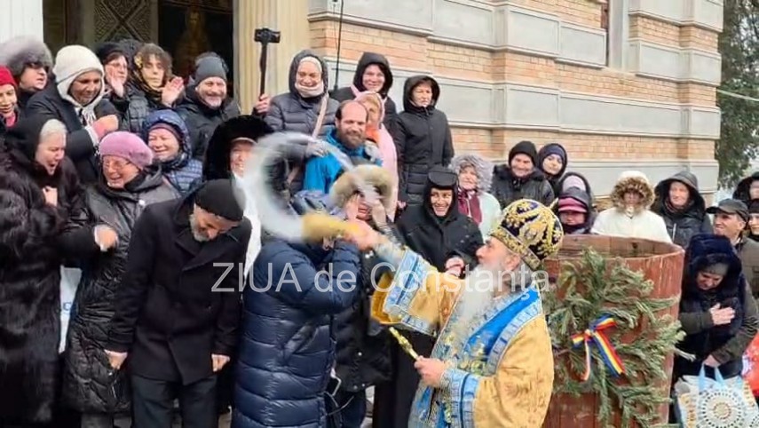 foto video bucurie si voie buna in ajunul bobotezei la constanta credinciosii surpinsi razand cand au foto video bucurie si voie buna in ajunul bobotezei la constanta credinciosii surpinsi razand cand au