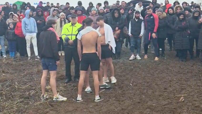 foto video constanta ips teodosie oficiaza slujba de sfintire a apei pe malul dunarii in ajunul bobotezei foto video constanta ips teodosie oficiaza slujba de sfintire a apei pe malul dunarii in ajunul bobotezei