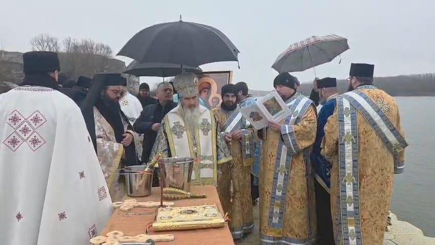 foto video constanta ips teodosie oficiaza slujba de sfintire a apei pe malul dunarii in ajunul bobotezei foto video constanta ips teodosie oficiaza slujba de sfintire a apei pe malul dunarii in ajunul bobotezei