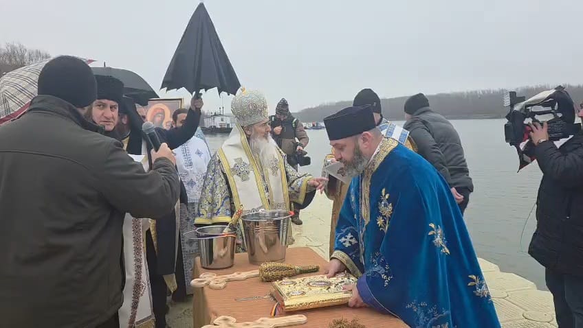 foto video constanta ips teodosie oficiaza slujba de sfintire a apei pe malul dunarii in ajunul bobotezei foto video constanta ips teodosie oficiaza slujba de sfintire a apei pe malul dunarii in ajunul bobotezei