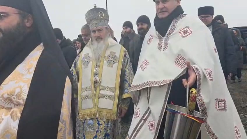 foto video constanta ips teodosie oficiaza slujba de sfintire a apei pe malul dunarii in ajunul bobotezei foto video constanta ips teodosie oficiaza slujba de sfintire a apei pe malul dunarii in ajunul bobotezei