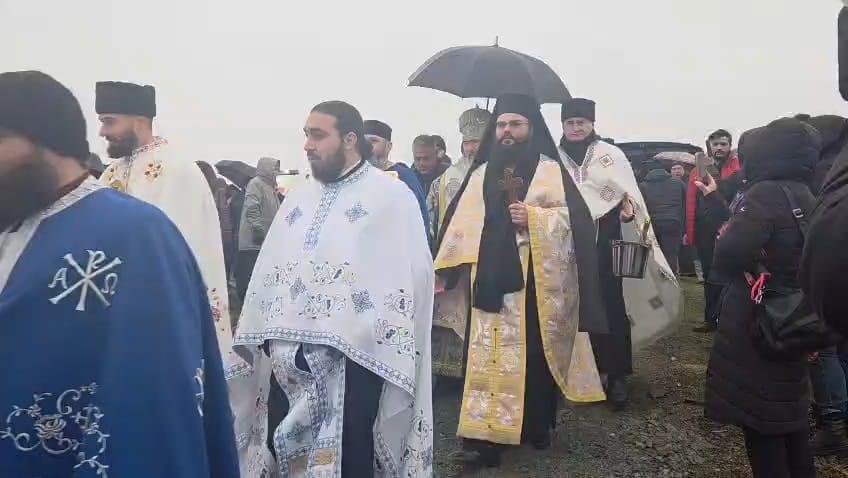 foto video constanta ips teodosie oficiaza slujba de sfintire a apei pe malul dunarii in ajunul bobotezei foto video constanta ips teodosie oficiaza slujba de sfintire a apei pe malul dunarii in ajunul bobotezei