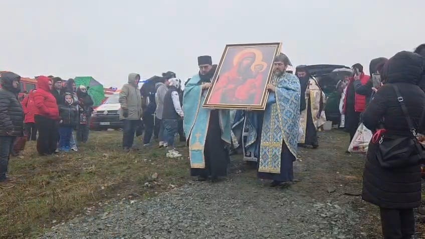 foto video constanta ips teodosie oficiaza slujba de sfintire a apei pe malul dunarii in ajunul bobotezei foto video constanta ips teodosie oficiaza slujba de sfintire a apei pe malul dunarii in ajunul bobotezei
