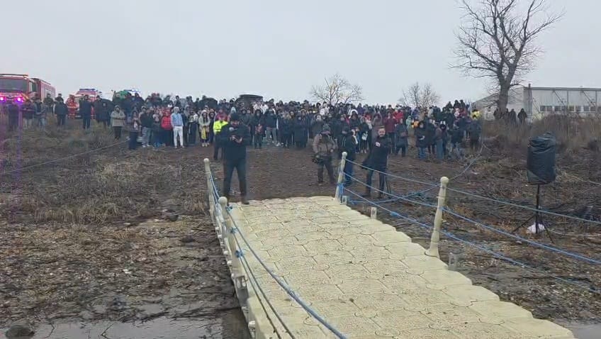 foto video constanta ips teodosie oficiaza slujba de sfintire a apei pe malul dunarii in ajunul bobotezei foto video constanta ips teodosie oficiaza slujba de sfintire a apei pe malul dunarii in ajunul bobotezei
