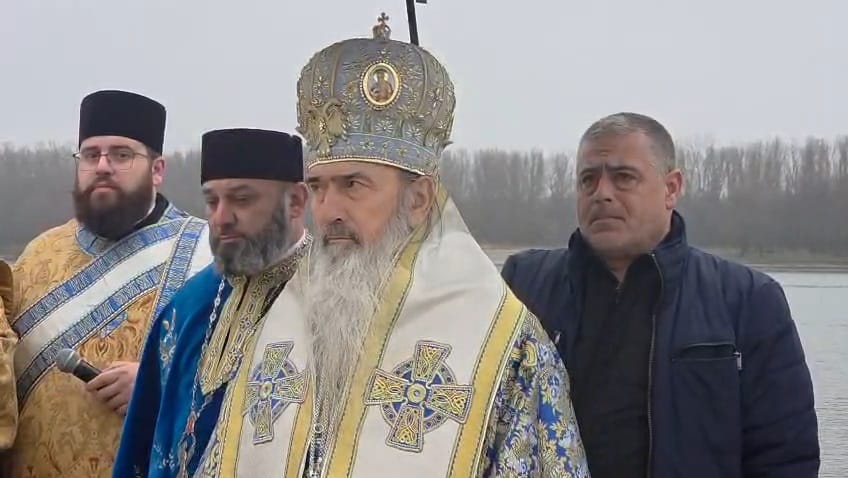 foto video constanta ips teodosie oficiaza slujba de sfintire a apei pe malul dunarii in ajunul bobotezei foto video constanta ips teodosie oficiaza slujba de sfintire a apei pe malul dunarii in ajunul bobotezei
