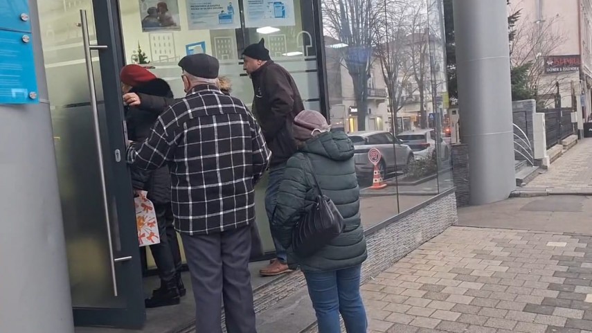 foto video cetatenii din constanta s au prezentat la ghiseele spit de pe bulevardul tomis pentru plata foto video cetatenii din constanta s au prezentat la ghiseele spit de pe bulevardul tomis pentru plata